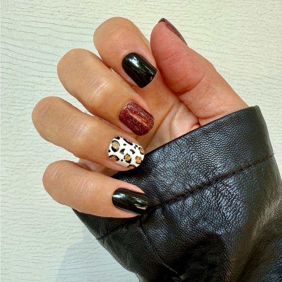 Red Aspen Awfully Purr-ty Press-On Nails - Leopard Print with Gold Glitter - Picture 4 of 15